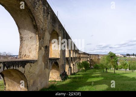 Elvas, Portugal - 26. März 2022: Blick auf das historische Wahrzeichen des Aquädukts Amoreira in Elvas Stockfoto