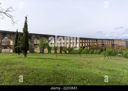 Elvas, Portugal - 26. März 2022: Blick auf das historische Wahrzeichen des Aquädukts Amoreira in Elvas Stockfoto