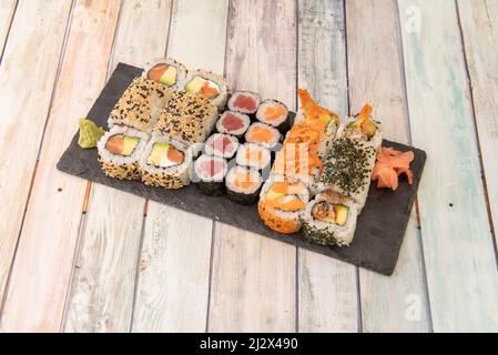 Gemischtes Sushi-Tablett mit Uramaki california Roll mit Masago-Rogen, mit Sesam und Mohn, Thunfisch und norwegischem Lachs, Avocado und Rahm Stockfoto