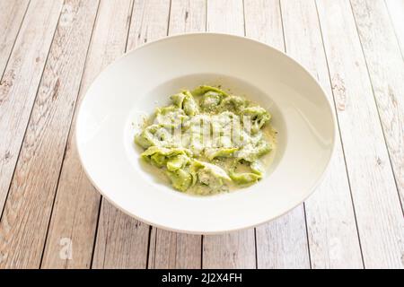 RICOTTA UND SPINAT TORTELLINI sind eines der besten Gerichte der italienischen Gastronomie Stockfoto