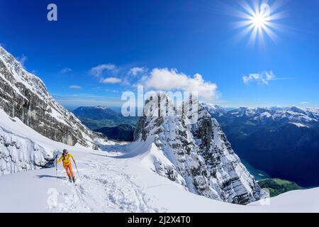 Frau auf Skitour steigt in Watzmannkar, kleiner Watzmann im Hintergrund, Watzmannkar, Dritter Watzmannkind, Berchtesgadener Alpen, Nationalpark Berchtesgaden, Oberbayern, Bayern, Deutschland Stockfoto