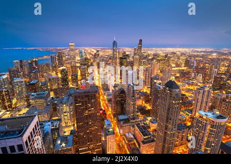 Chicago, Illinois, USA Luftbild mit Gebäuden im Finanzdistrikt und Lake Michigan in der Abenddämmerung. Stockfoto