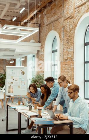 Multiethnische junge Geschäftsleute treffen sich im Büro Stockfoto