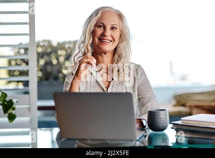Mein Heimbüro ist mein Lieblingsbüro. Beschnittenes Porträt einer attraktiven Geschäftsfrau, die lächelt, während sie von zu Hause aus arbeitet. Stockfoto
