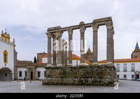 Evora, Portugal - 24. März 2022: Blick auf den historischen römischen Tempel in der Altstadt von Evora Stockfoto
