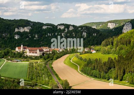 Blick vom Knopfmacherfelsen auf Kloster Beuron, bei Fridingen, Naturpark Obere Donau, Oberes Donautal, Donau, Schwäbische Alb, Baden-Württemberg, Deutschland Stockfoto