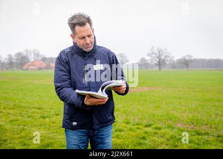 Warpe, Deutschland. 04. April 2022. Olaf Lies (SPD), Umweltminister von Niedersachsen, blättert bei der Präsentation der zentralen Aspekte des Landschaftsprogramms im Landkreis Nienburg/Weser durch ein Büchlein zum Landschaftsprogramm. Quelle: Moritz Frankenberg/dpa/Alamy Live News Stockfoto