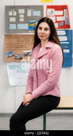 Hamburg, Deutschland. 04. April 2022. Tatjana Yahodka, die erste ukrainische Flüchtlingslehrerin an Hamburger Schulen, sitzt in einem Klassenzimmer des Louise-Weiss-Gymnasiums im Stadtteil Hamm. Quelle: Markus Scholz/dpa/Alamy Live News Stockfoto