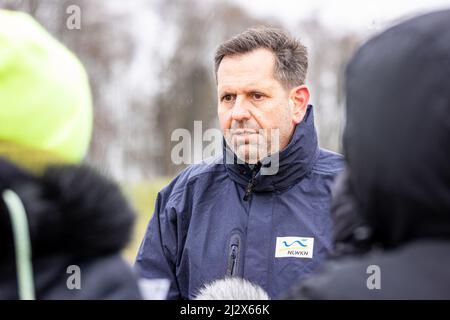 Warpe, Deutschland. 04. April 2022. Der niedersächsische Umweltminister Olaf Lies (SPD) gibt einem Fernsehteam ein Interview während der Präsentation der zentralen Aspekte des Landschaftsprogramms im Landkreis Nienburg/Weser. Quelle: Moritz Frankenberg/dpa/Alamy Live News Stockfoto