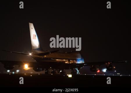 RAF Mildenhall, Suffolk, Großbritannien. 26.. März 2022. Die Air Force One, die den US-Präsidenten Joe Biden trägt, hebt von der RAF Mildenhall in Suffolk ab. Stockfoto