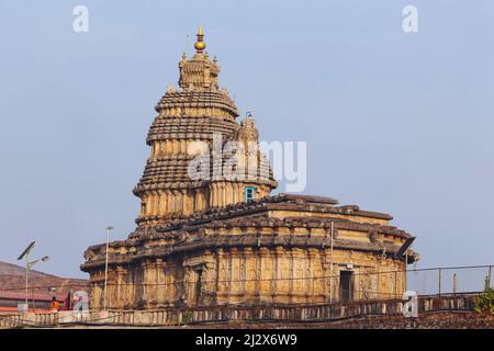 INDIEN, KARNATAKA, SRINGERI, Februar 2022, eifriger Anhänger am Vidyashankara Tempel, hat Tempel einen reich geformten Sockel, sechs Türen und zwölf Säulen surro Stockfoto