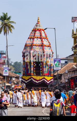 INDIEN, KARNATAKA, SRINGERI, Februar 2022, Völker, die Maharathotsav der Göttin Sharadambe feiern Stockfoto