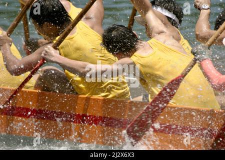 Menschen in einem Drachenboot Stockfoto