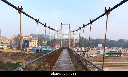 INDIEN, KARNATAKA, SRINGERI, Februar 2022, Menschen auf Hängebrücke Stockfoto