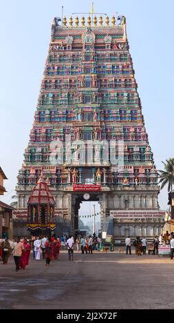 INDIEN, KARNATAKA, SRINGERI, Februar 2022, Menschen am Eingangstor oder Gopuram von Shaarada Peetham Stockfoto