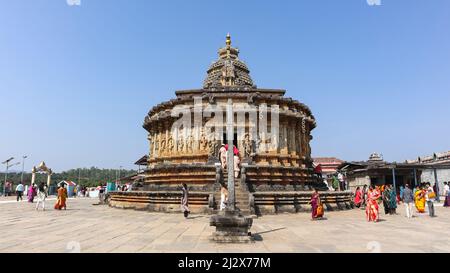 INDIEN, KARNATAKA, SRINGERI, Februar 2022, Anhänger im Vidyashankara-Tempel, Reich mit geformtem Sockel, sechs Türöffnungen und zwölf Säulen rund um die Stockfoto