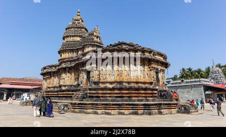 INDIEN, KARNATAKA, SRINGERI, Februar 2022, Anhänger im Vidyashankara-Tempel, Reich mit geformtem Sockel, sechs Türöffnungen und zwölf Säulen rund um die Stockfoto