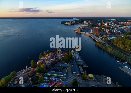 Blick vom Turm Näsinneula auf den Vergnügungspark Särkänniemi, Tampere, Finnland Stockfoto