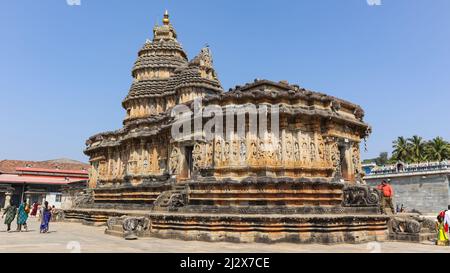 INDIEN, KARNATAKA, SRINGERI, Februar 2022, Anhänger im Vidyashankara-Tempel, Reich mit geformtem Sockel, sechs Türöffnungen und zwölf Säulen rund um die Stockfoto