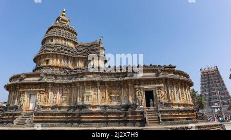 INDIEN, KARNATAKA, SRINGERI, Februar 2022, Anhänger im Vidyashankara-Tempel, Reich mit geformtem Sockel, sechs Türöffnungen und zwölf Säulen rund um die Stockfoto