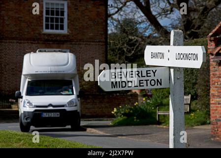 Romahome 25 - und Straßenschild - im Dorf Lund, East Yorkshire, England Stockfoto