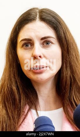 Hamburg, Deutschland. 04. April 2022. Tatyana Yahodka, erste ukrainische Flüchtlingslehrerin an Hamburger Schulen, spricht mit Journalisten. Quelle: Markus Scholz/dpa/Alamy Live News Stockfoto