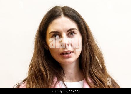 Hamburg, Deutschland. 04. April 2022. Tatyana Yahodka, erste ukrainische Flüchtlingslehrerin an Hamburger Schulen, spricht mit Journalisten. Quelle: Markus Scholz/dpa/Alamy Live News Stockfoto