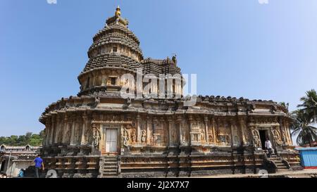 INDIEN, KARNATAKA, SRINGERI, Februar 2022, Anhänger im Vidyashankara-Tempel, Reich mit geformtem Sockel, sechs Türöffnungen und zwölf Säulen rund um die Stockfoto