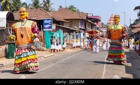 INDIEN, KARNATAKA, SRINGERI, 2022. Februar, Menschen feiern Show von Marionetten während Maharathotsav Stockfoto