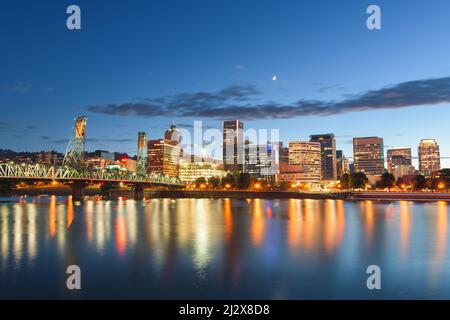 Portland, Oregon, USA die Skyline in der Dämmerung auf dem Willamette River. Stockfoto