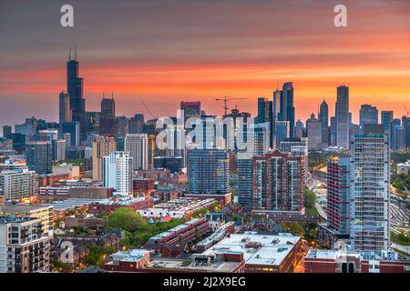 Chicago, Illinois, USA Antenne Downtown Skyline in der Dämmerung zum Lake Michigan. Stockfoto