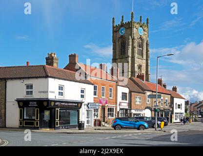 Geschäfte - und der Turm der Allerheiligen Kirche, Pocklington, East Yorkshire, England Großbritannien Stockfoto