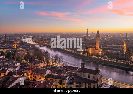 Verona, Italien Skyline an der Etsch in der Abenddämmerung. Stockfoto