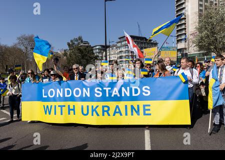 Sadiq Khan, der Bürgermeister von London, schließt sich dem ukrainischen Volk in London für den Protestmarsch der Ukraine, Park Lane zum Leicester Square, London, Großbritannien, an Stockfoto