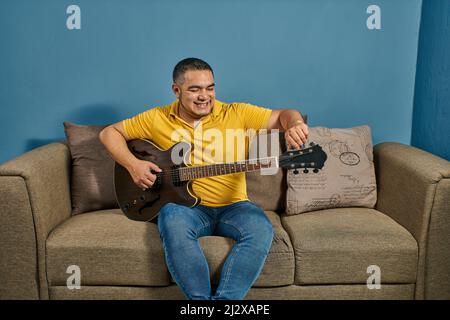 Gitarrenunterricht in Online-Kursen mit Live-Unterricht Stockfoto