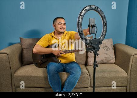 Gitarrenunterricht in Online-Kursen mit Live-Unterricht Stockfoto
