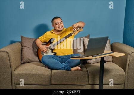 Gitarrenunterricht in Online-Kursen mit Live-Unterricht Stockfoto