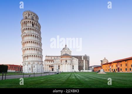 PISA, ITALIEN - 17. DEZEMBER 2021: Der schiefe Turm von Pisa auf dem Platz der Wunder in der Dämmerung. Stockfoto