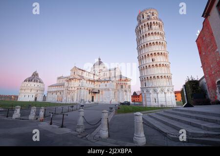 PISA, ITALIEN - 17. DEZEMBER 2021: Der schiefe Turm von Pisa auf dem Platz der Wunder in der Dämmerung. Stockfoto