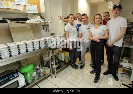 KIEW, UKRAINE - 1. APRIL 2022 - die Köche des Gesundheitsdienstes Podoba bereiten fast 400 Mahlzeiten für die Territorialen Verteidigungskräfte, die Ukrainische Eisenbahn, zu Stockfoto