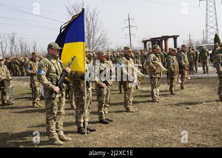 DNIPRO, UKRAINE - 1. APRIL 2022 - Ehrengäste und Blaskapellen-Musiker sind während der Beerdigungen von Soldaten, die während der russischen getötet wurden, zu sehen Stockfoto