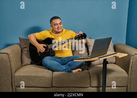 Gitarrenunterricht in Online-Kursen mit Live-Unterricht Stockfoto