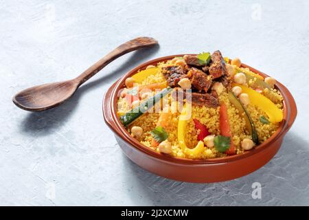 Couscous mit Fleisch und Gemüse, festliches marokkanisches Abendessen, ein Gericht der afrikanischen Küche Stockfoto