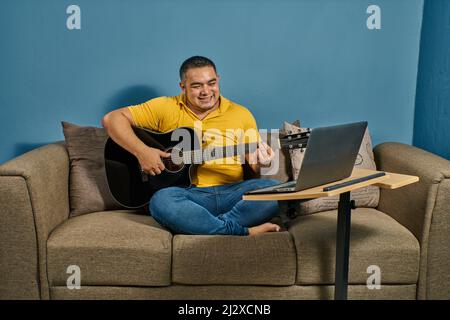 Gitarrenunterricht in Online-Kursen mit Live-Unterricht Stockfoto