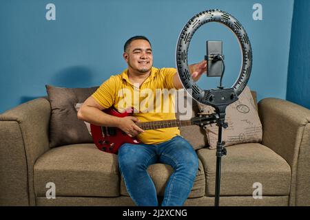 Gitarrenunterricht in Online-Kursen mit Live-Unterricht Stockfoto