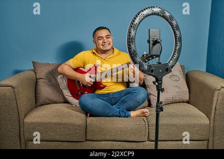 Gitarrenunterricht in Online-Kursen mit Live-Unterricht Stockfoto