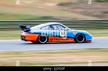 Porsche 911 GT3 Cup Car mit Tag Heuer Lackierung fährt auf der Ascari Rennstrecke Ronda - Circuito Ascari Resort Stockfoto