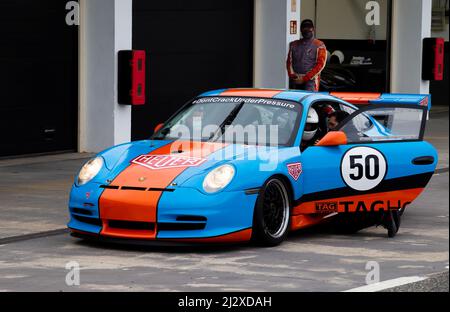 Tag Heuer Porsche 911 GT3 Cup Car in der Pitstop auf der Ascari Rennstrecke Ronda - Circuito Ascari Resort Stockfoto