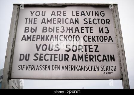 Schild „You are leaving the American Sector“ in Berlin, Deutschland. Stockfoto