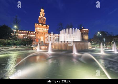 Castello Sforzesco und Brunnen in Mailand, Italien in der Dämmerung. Stockfoto